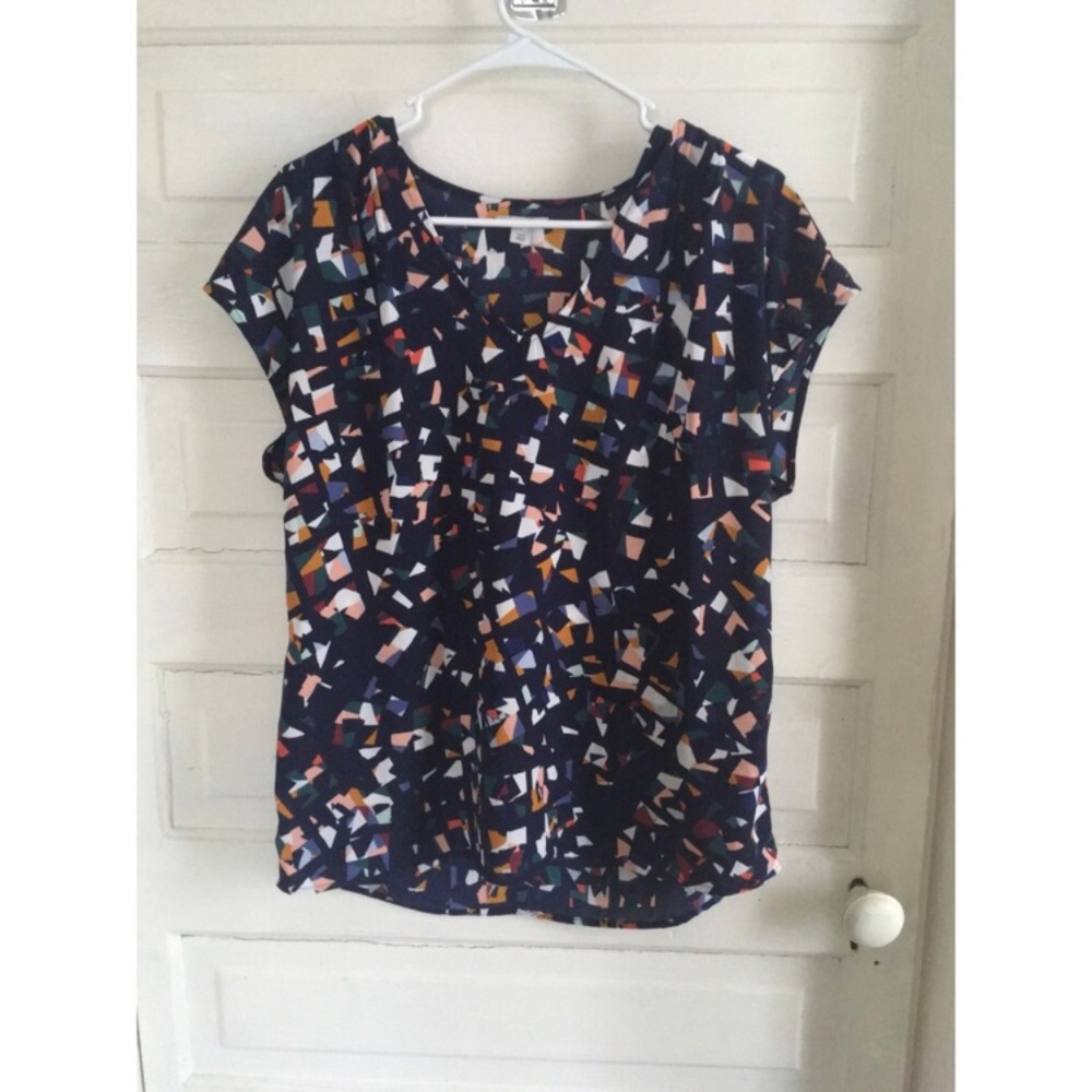 Halogen v-neck flowy geometric blouse m